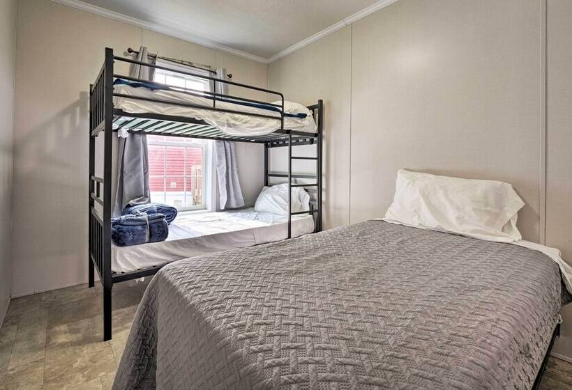 Cassopolis Cabin, Private Deck & Lake Access!