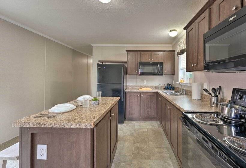 Cassopolis Cabin, Private Deck & Lake Access!