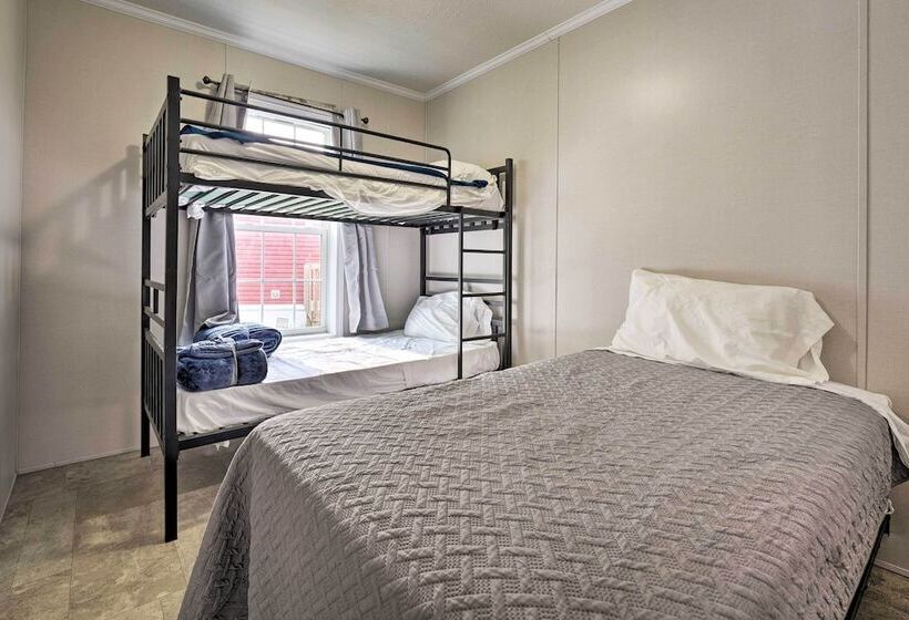 Cassopolis Cabin, Private Deck & Lake Access!