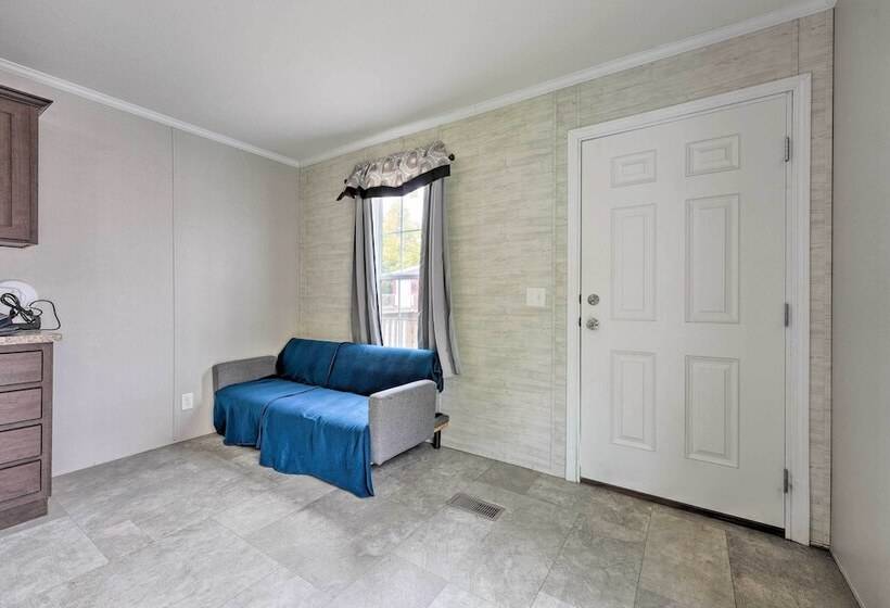 Cassopolis Cabin, Private Deck & Lake Access!