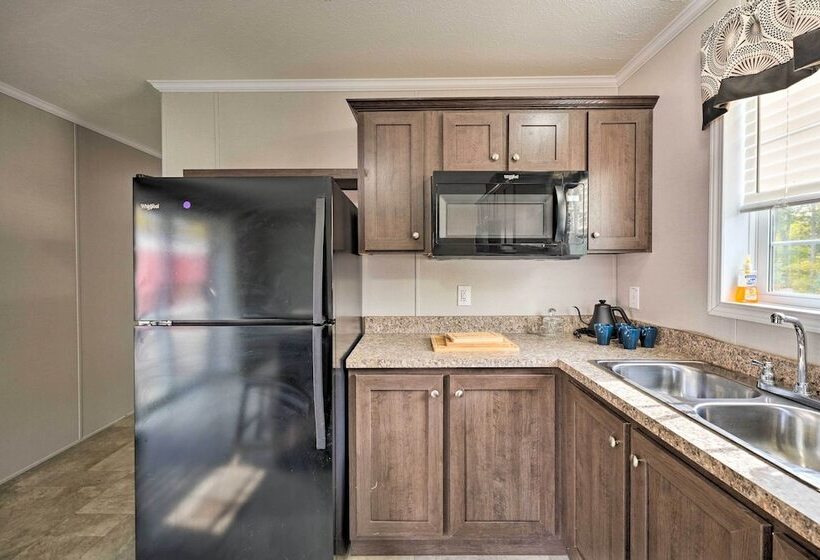 Cassopolis Cabin, Private Deck & Lake Access!