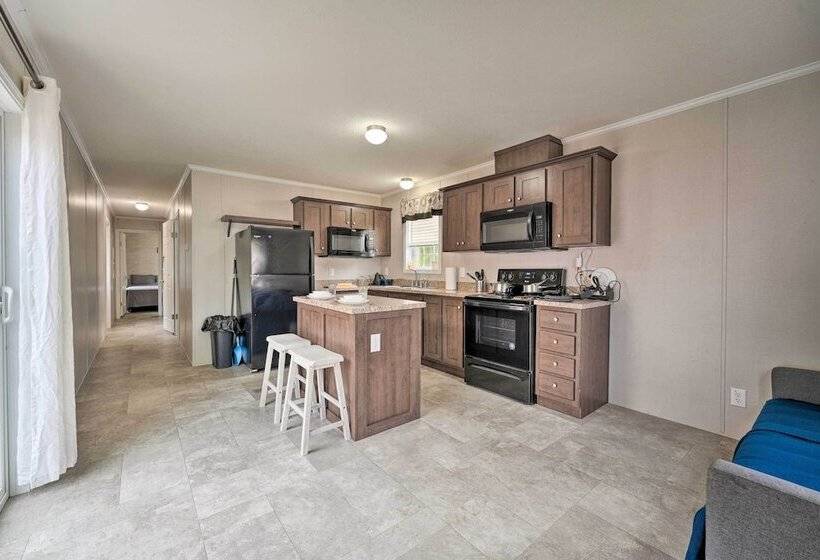 Cassopolis Cabin, Private Deck & Lake Access!