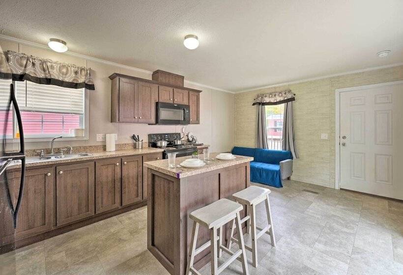 Cassopolis Cabin, Private Deck & Lake Access!