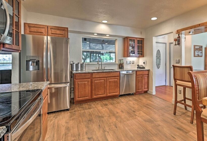 Central Florida Escape On 5 Acres W/ Grill & Pool!