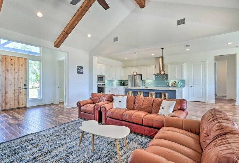 Central Texas Home W/ Rolling Pasture Views!