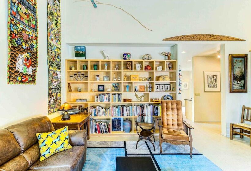 Charming Bayview Art House With Deck & Grill!