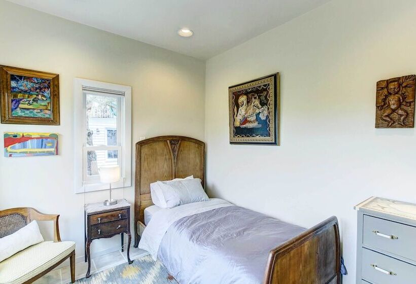 Charming Bayview Art House With Deck & Grill!