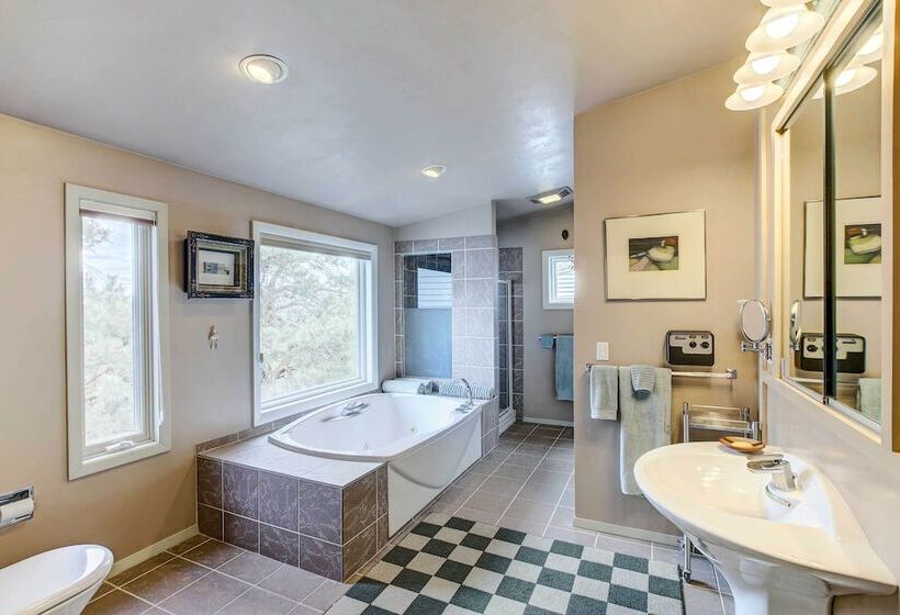 Charming Bayview Art House With Deck & Grill!