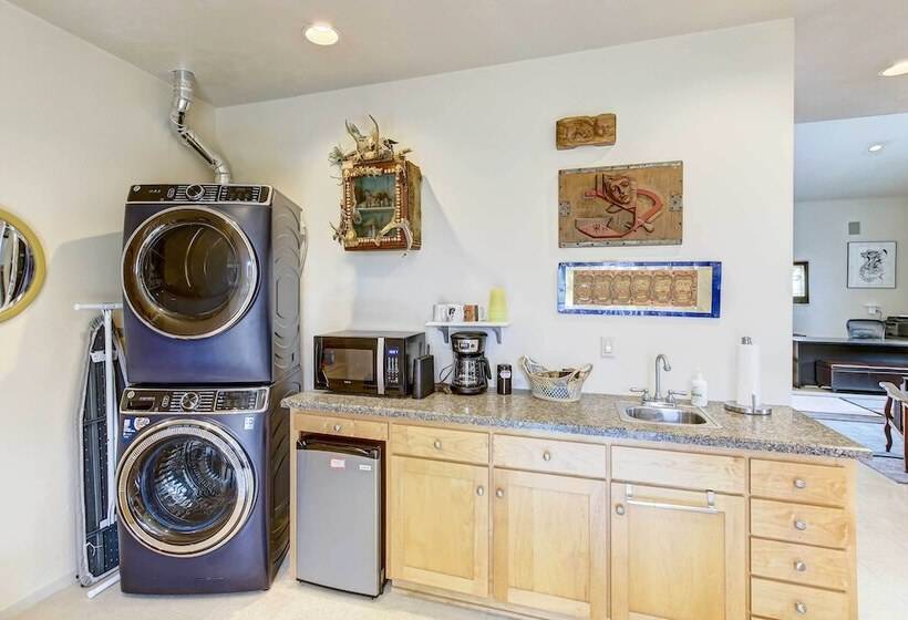 Charming Bayview Art House With Deck & Grill!