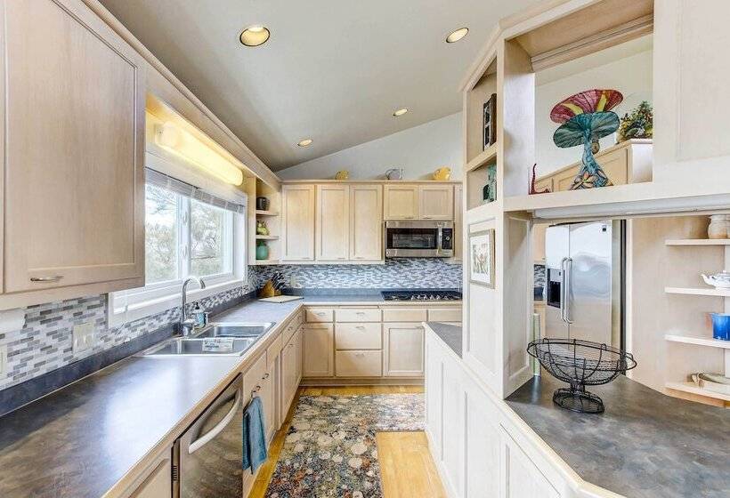 Charming Bayview Art House With Deck & Grill!