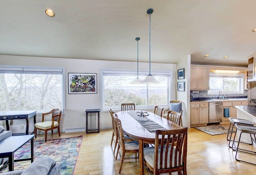 Charming Bayview Art House With Deck & Grill!