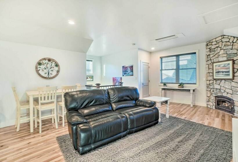 2 Mi To Town: Castle Rock Retreat W/ Fireplace!