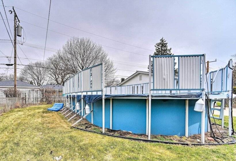 Detroit Home W/ Pool & Yard, 15 Mi To Downtown!