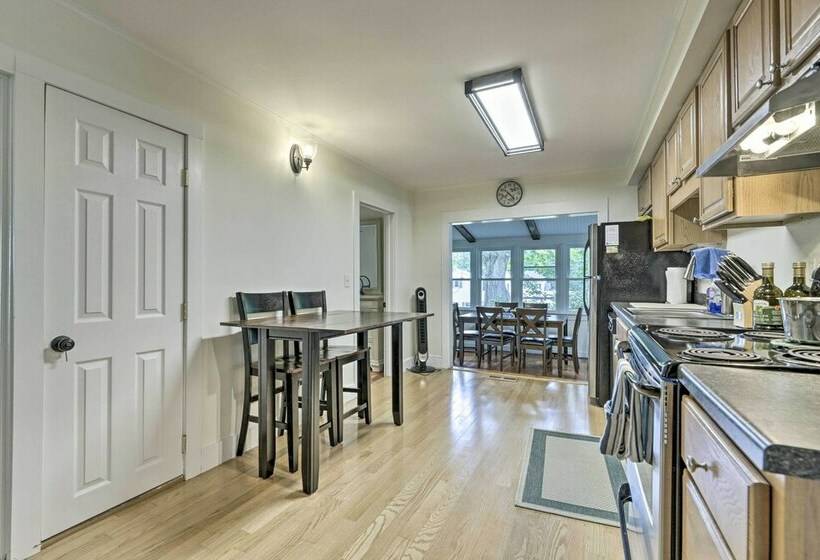 Charming Madison Retreat ~ 3 Mi To Beaches!