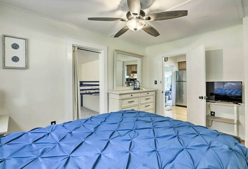 Charming Madison Retreat ~ 3 Mi To Beaches!