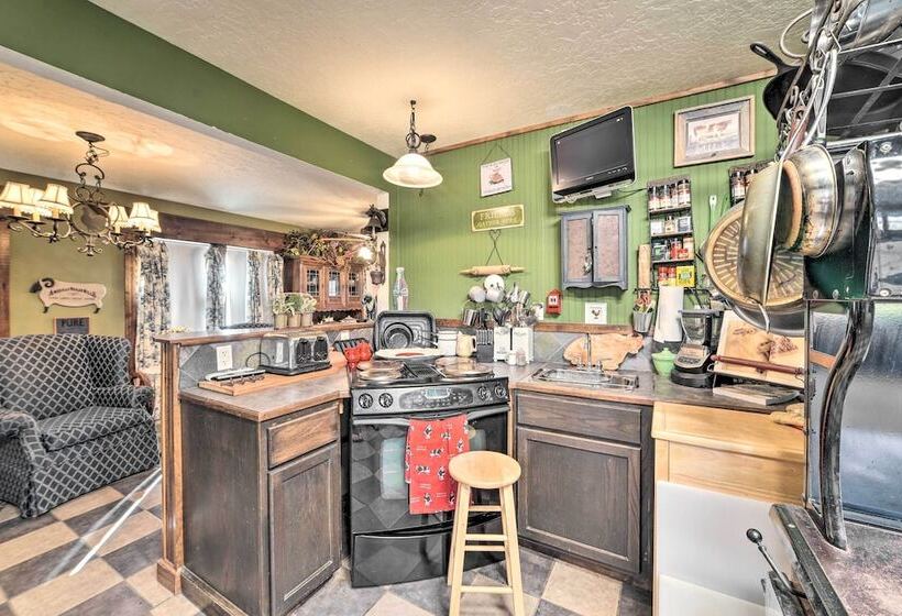 Charming Mckenzie Farmhouse W/ Fire Pit!