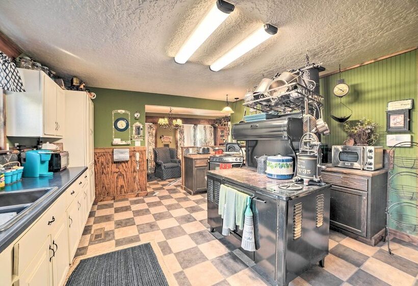 Charming Mckenzie Farmhouse W/ Fire Pit!