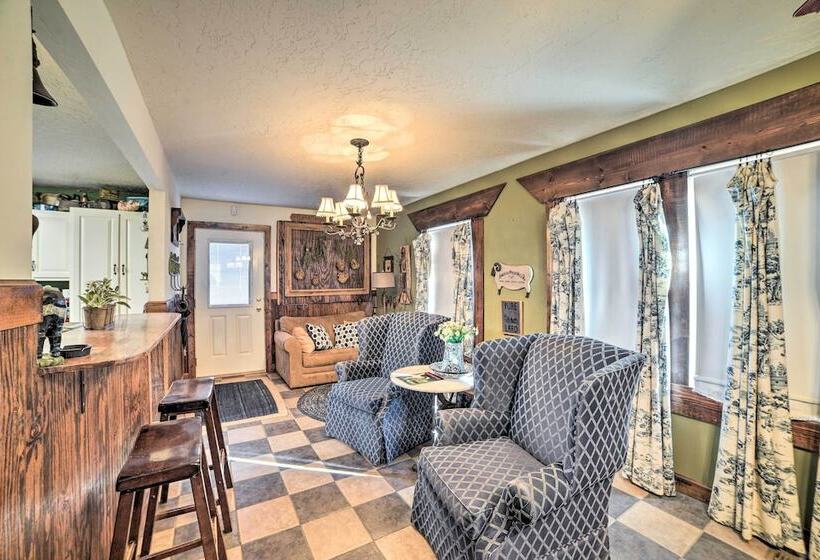 Charming Mckenzie Farmhouse W/ Fire Pit!