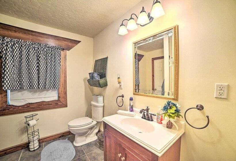 Charming Mckenzie Farmhouse W/ Fire Pit!