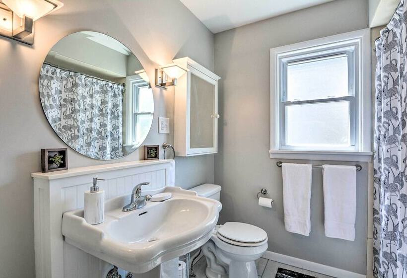 Charming Springfield Home W/ Private Backyard