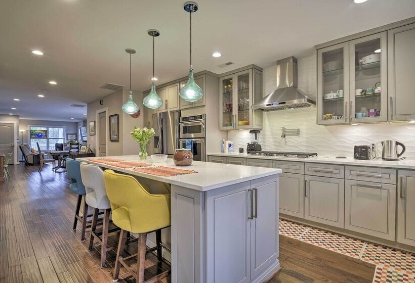 Chic, Central Downtown Duplex ~ 1 Mile To Duke!