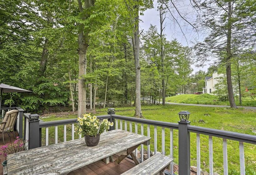 Welcoming Poconos Retreat W/ Deck & Pool Access