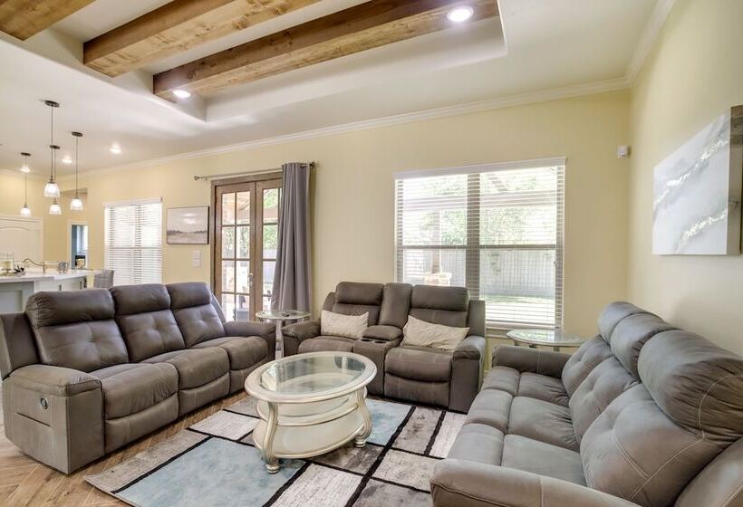 Chic Texas Abode W/ Patio & Fenced In Yard!