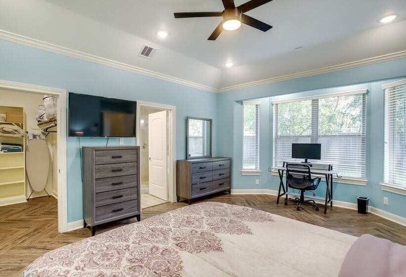 Chic Texas Abode W/ Patio & Fenced In Yard!