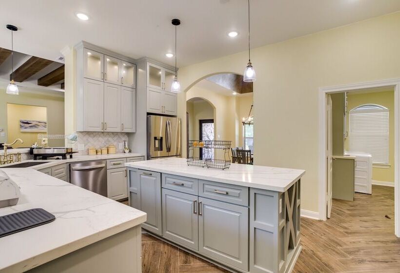 Chic Texas Abode W/ Patio & Fenced In Yard!