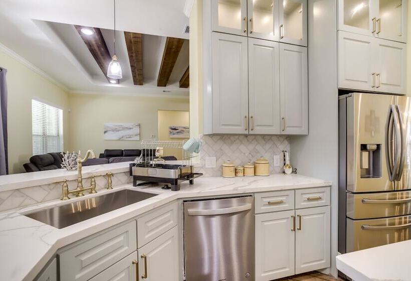 Chic Texas Abode W/ Patio & Fenced In Yard!