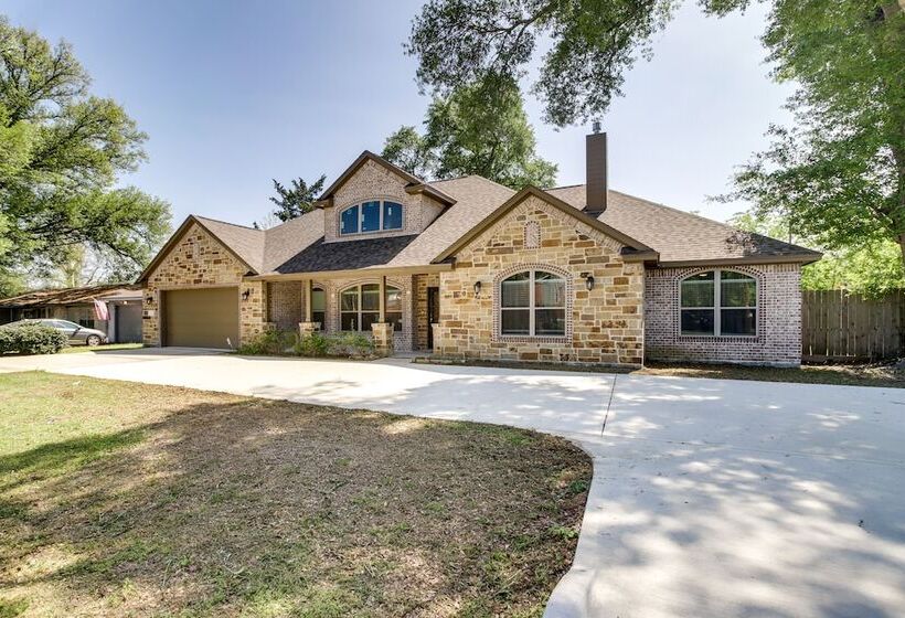 Chic Texas Abode W/ Patio & Fenced In Yard!