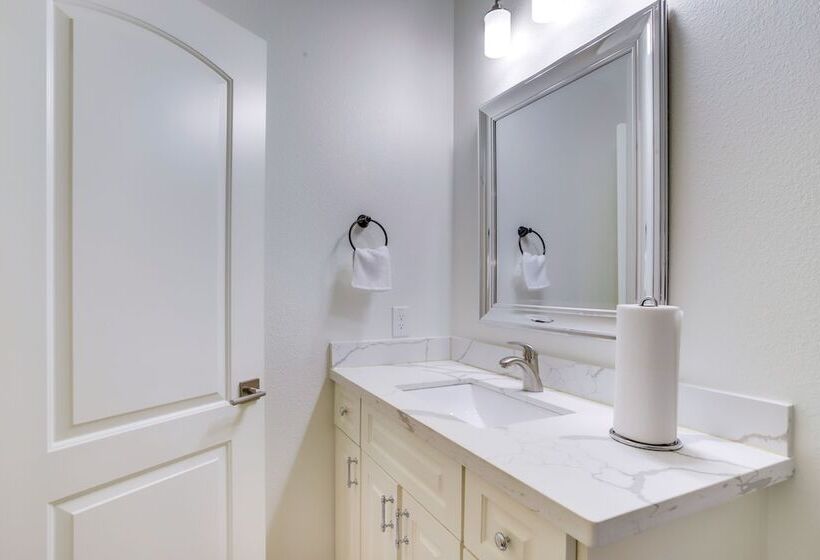 Chic Texas Abode W/ Patio & Fenced In Yard!