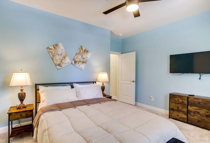 Chic Texas Abode W/ Patio & Fenced In Yard!