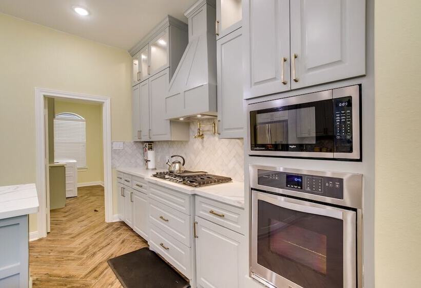 Chic Texas Abode W/ Patio & Fenced In Yard!