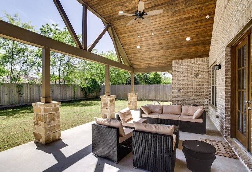 Chic Texas Abode W/ Patio & Fenced In Yard!