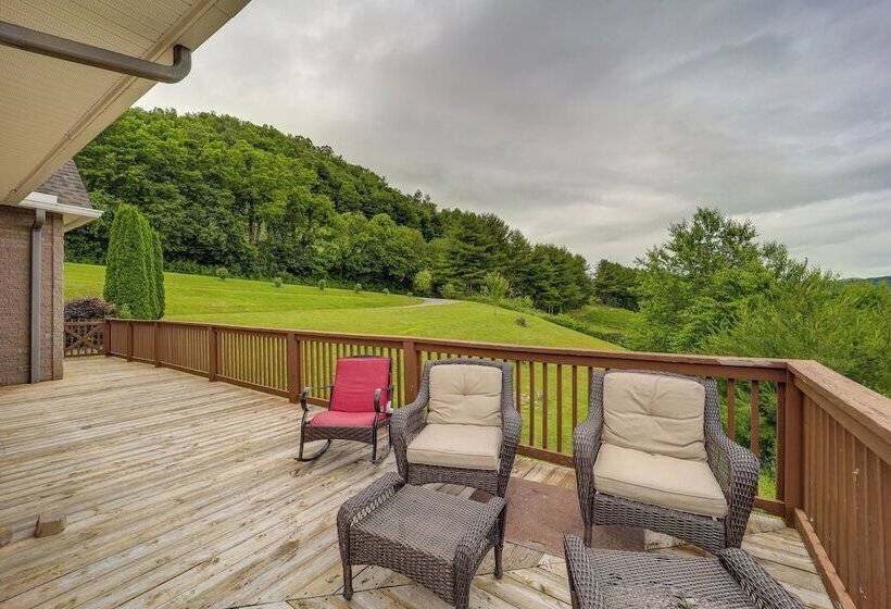 Classy Home W/ Hot Tub + Mt. Jefferson Views!