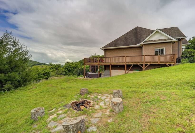 Classy Home W/ Hot Tub + Mt. Jefferson Views!