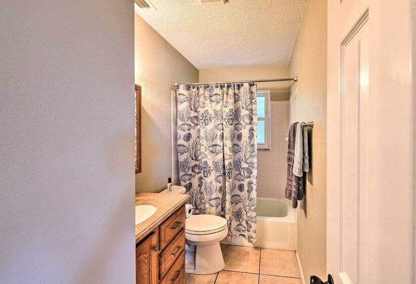 Coastal Oasis W/ Shared Pool, 2 Mi To Beach!