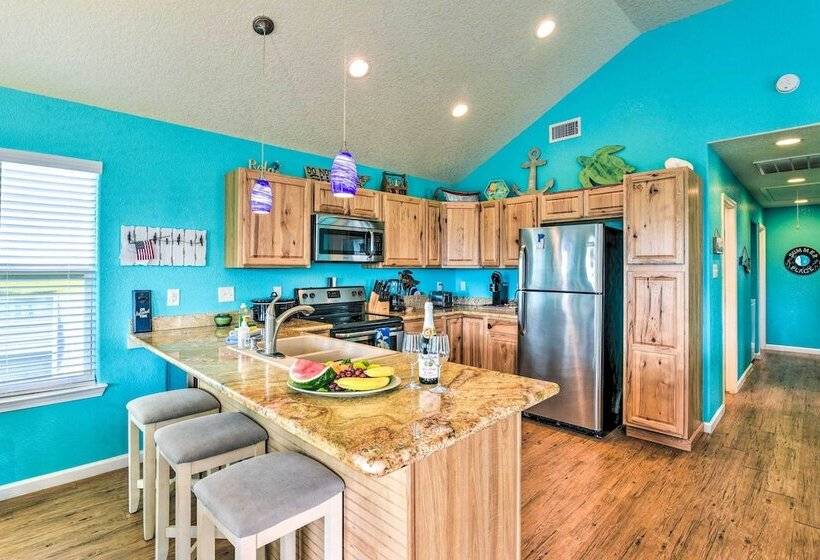 Colorful Freeport Home W/ Grill, Walk To Beach
