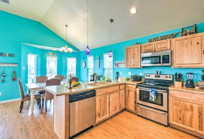 Colorful Freeport Home W/ Grill, Walk To Beach