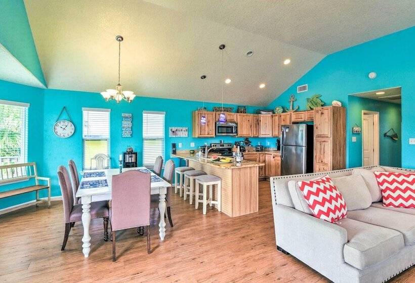 Colorful Freeport Home W/ Grill, Walk To Beach