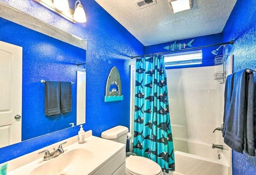 Colorful Freeport Home W/ Grill, Walk To Beach