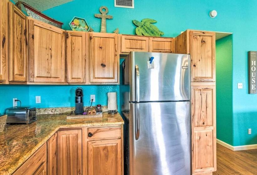 Colorful Freeport Home W/ Grill, Walk To Beach
