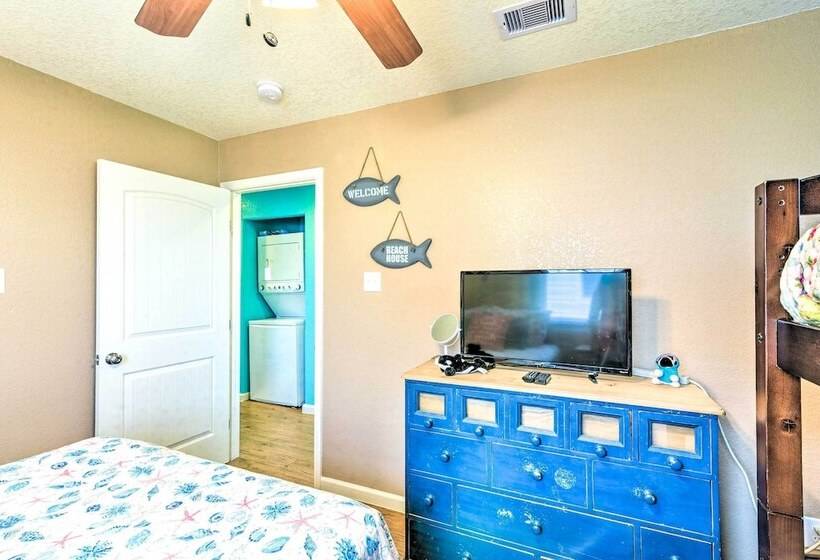 Colorful Freeport Home W/ Grill, Walk To Beach