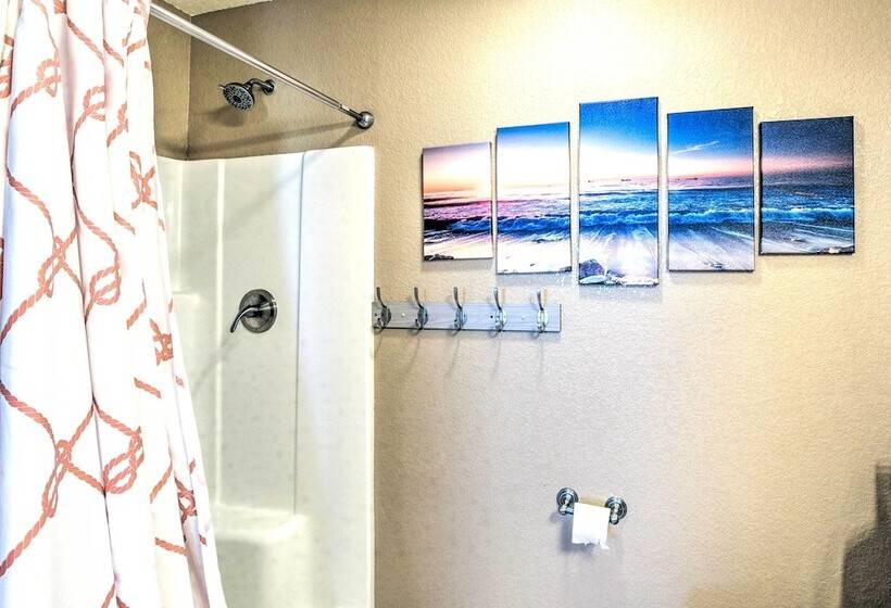 Colorful Freeport Home W/ Grill, Walk To Beach