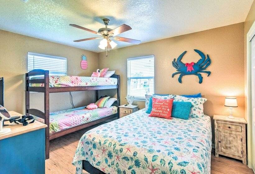 Colorful Freeport Home W/ Grill, Walk To Beach