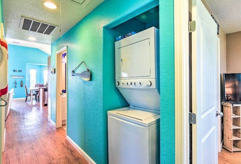 Colorful Freeport Home W/ Grill, Walk To Beach