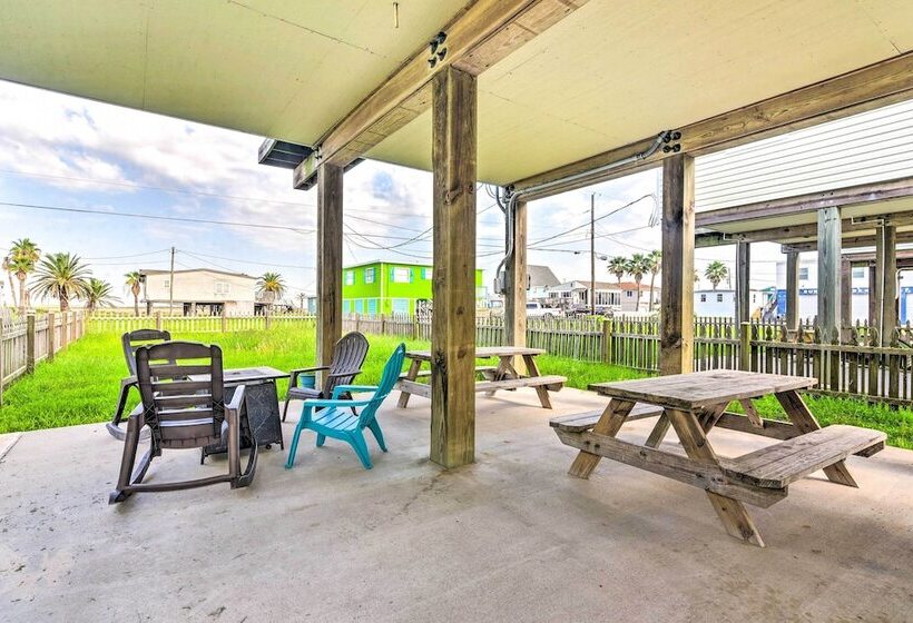 Colorful Freeport Home W/ Grill, Walk To Beach