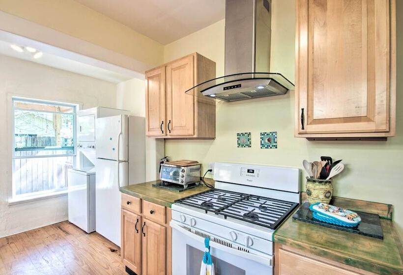 Colorful Pensacola Oasis: 1 Block To Bayview Park!