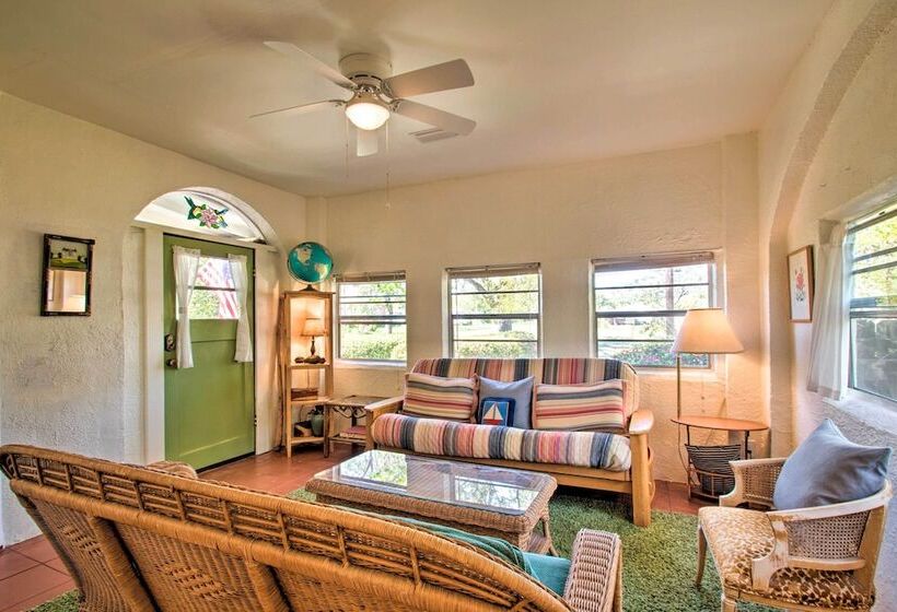 Colorful Pensacola Oasis: 1 Block To Bayview Park!